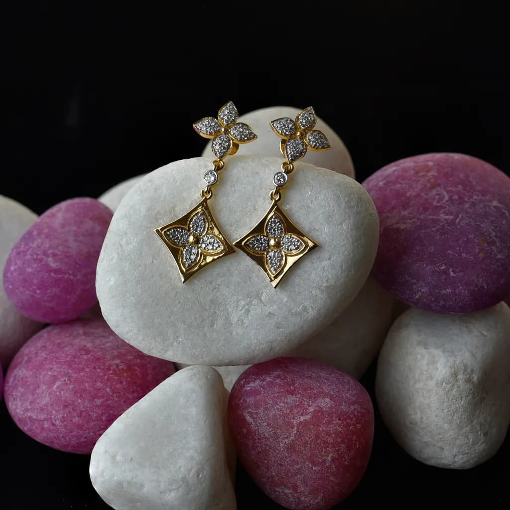VIBRANT RHOMBUS (18K WITH NATURAL DIAMONDS)