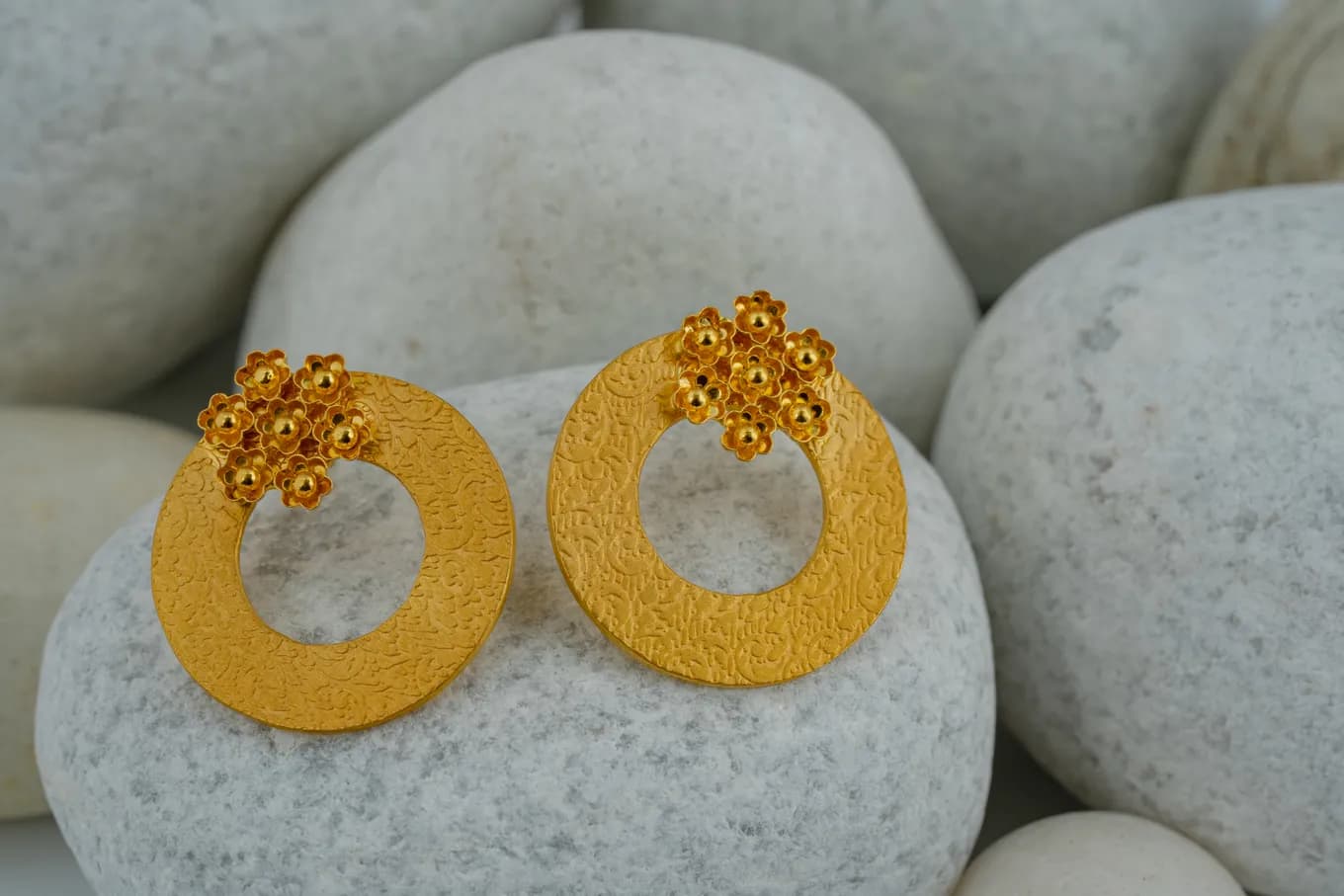 Chic Gold Studs