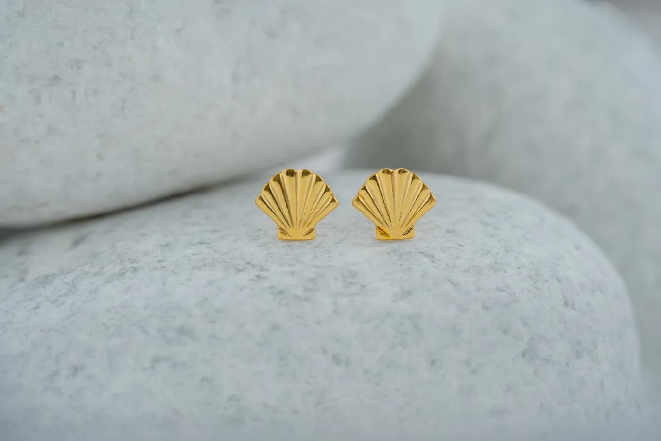 GOLD SHELL STUDS