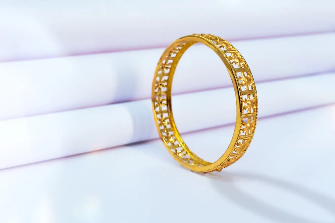 GOLDEN FLORAL BANGLE
