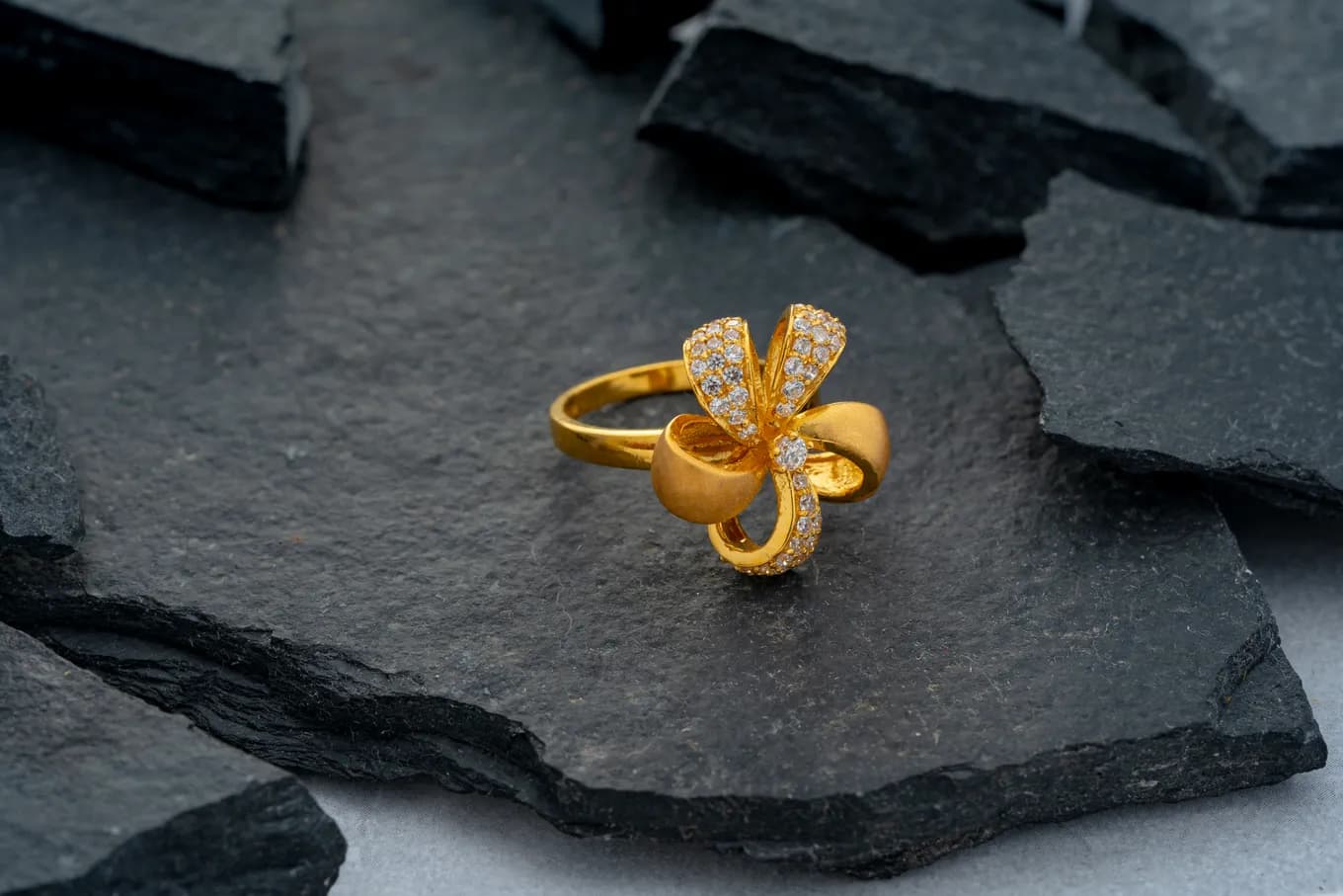 Sparkling Floral Ring