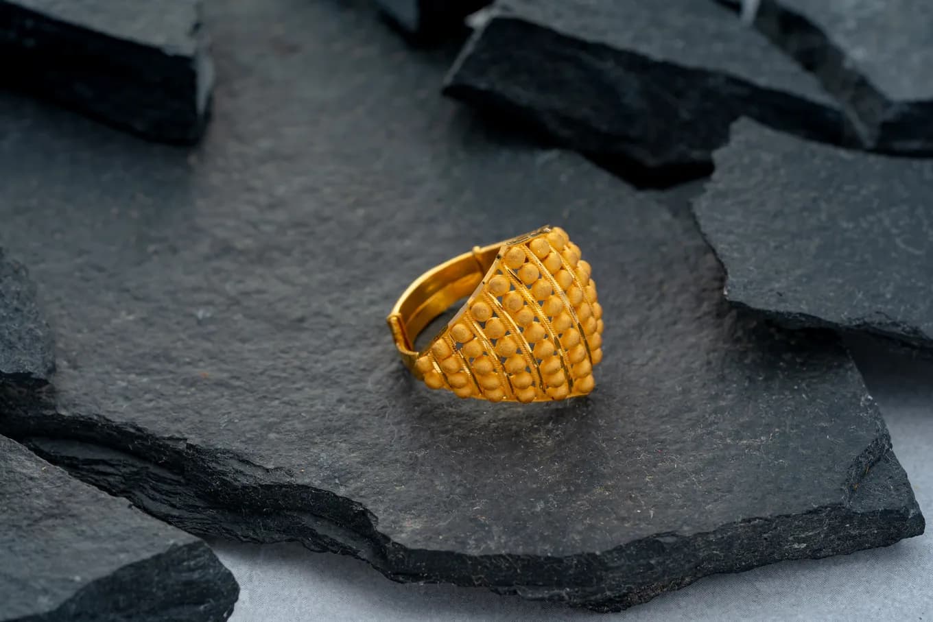 Ornated Women's Gold Ring
