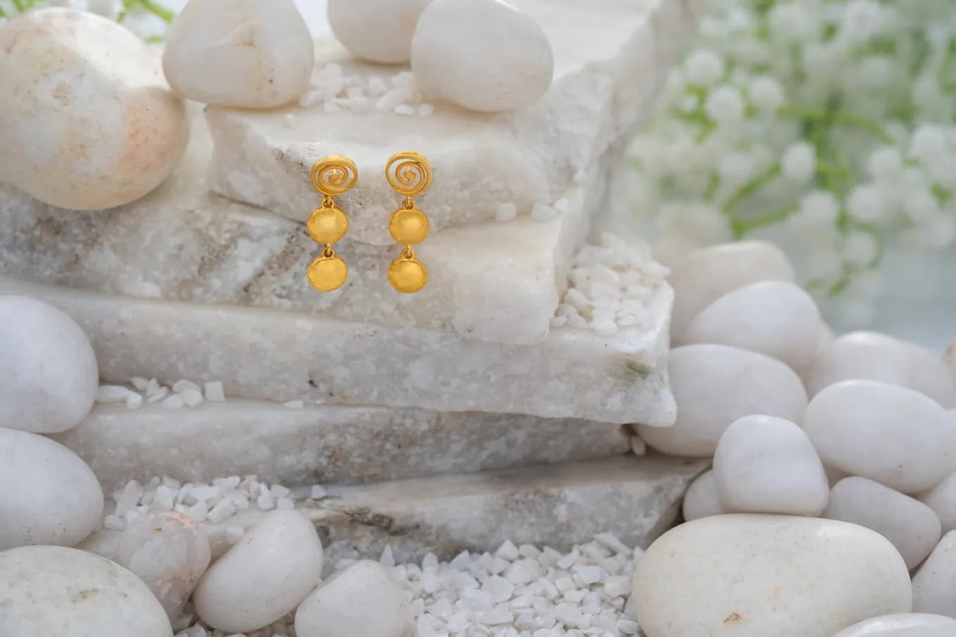 Mesmerizing Gold Danglers