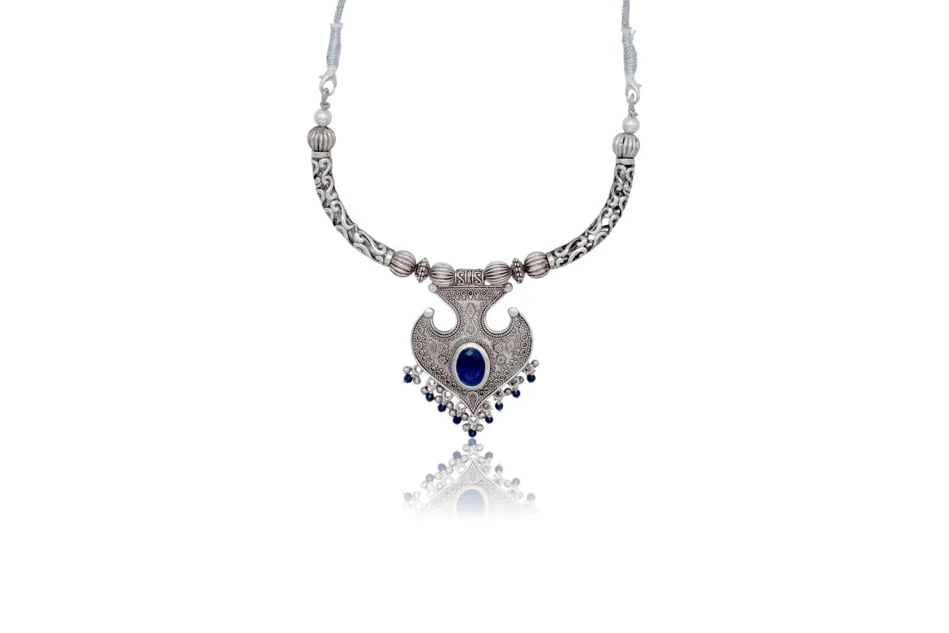 DECOROUS SILVER NECKLACE