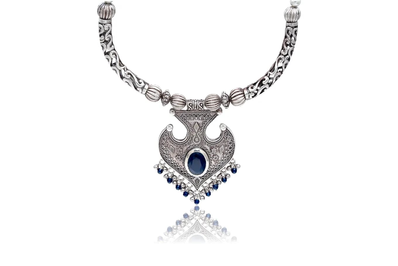 DECOROUS SILVER NECKLACE