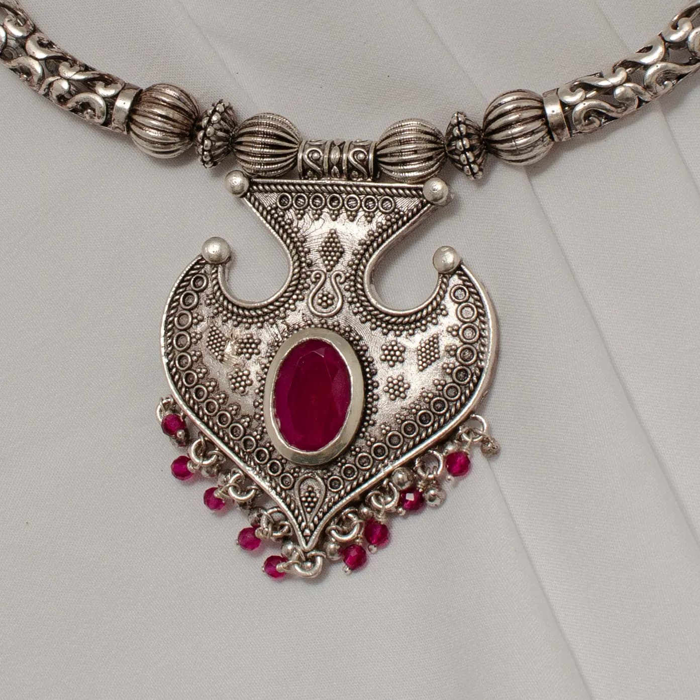 DECOROUS SILVER NECKLACE