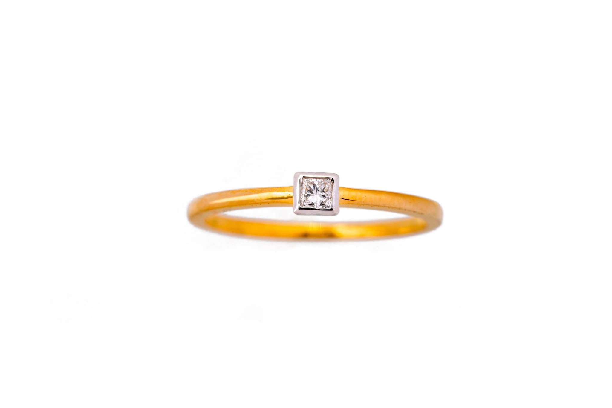 SHINNING SQUARE DIAMOND RING (18K WITH NATURAL DIAMONDS)