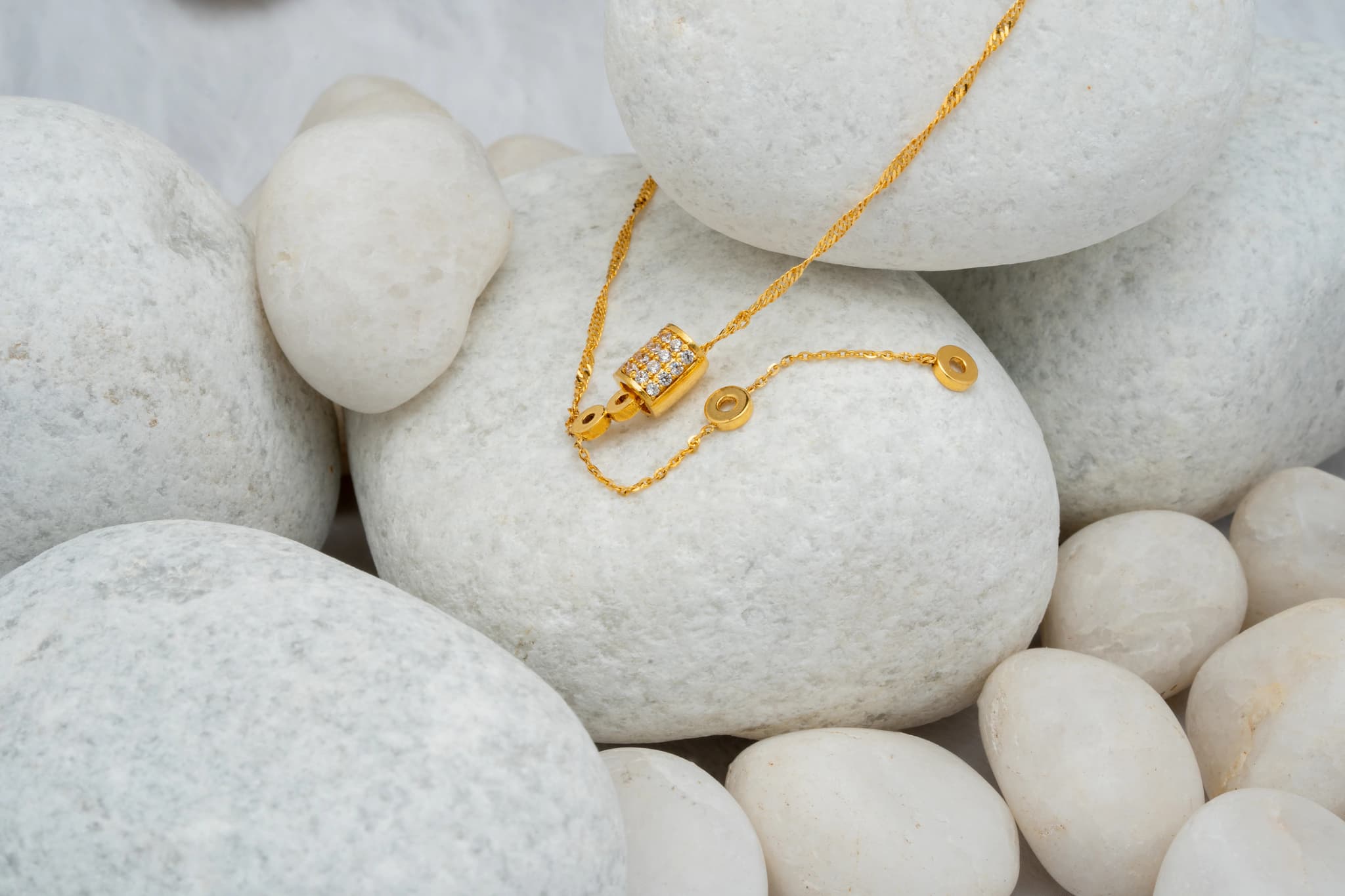 Modish Gold Necklace