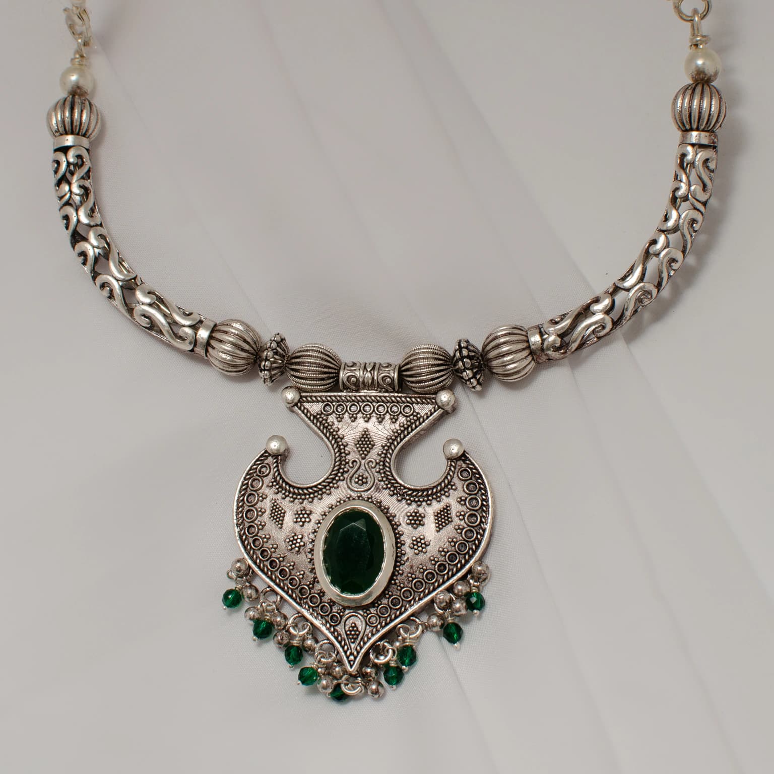 DECOROUS SILVER NECKLACE
