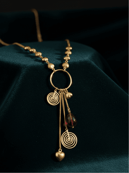 An Auram bracelet set with diamonds